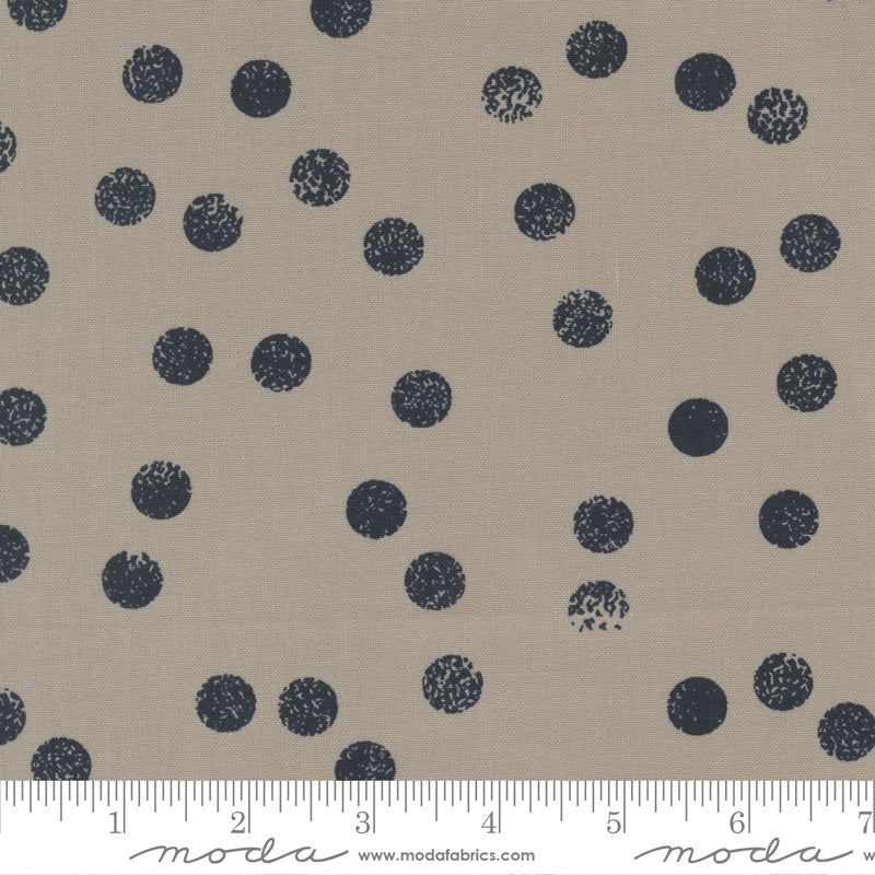 Black dots on a beige background with Moda label.