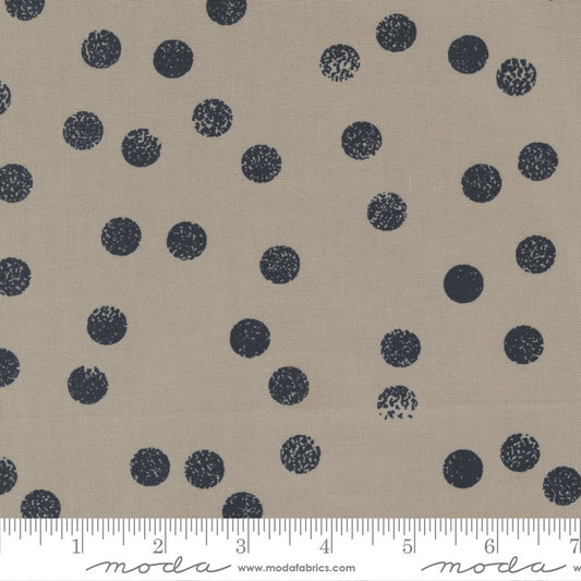 Black dots on a beige background with Moda label.